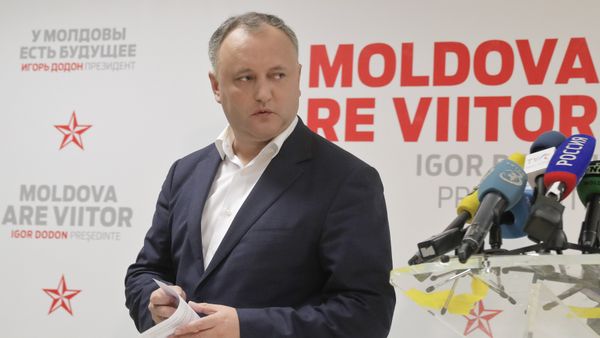 Socialist Party presidential candidate Igor Dodon leaves after a press briefing in Chisinau, Moldova, Sunday, Nov. 13, 2016. - Sputnik International