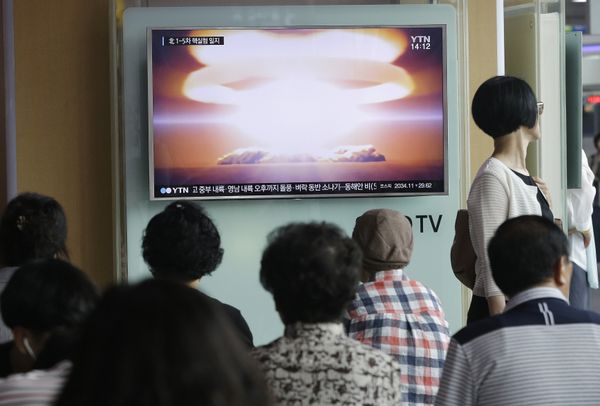 People watch a TV news program reporting North Korea's nuclear test at Seoul Railway Station in Seoul, South Korea. (File)  - Sputnik International