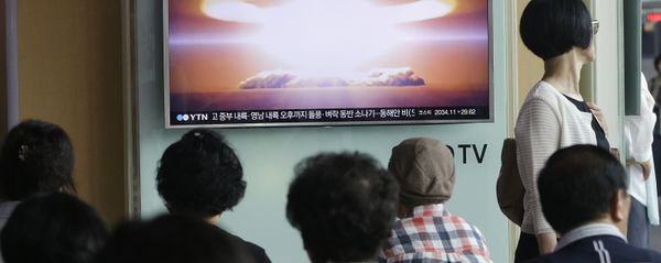 People watch a TV news program reporting North Korea's nuclear test at Seoul Railway Station in Seoul, South Korea. (File) - Sputnik International