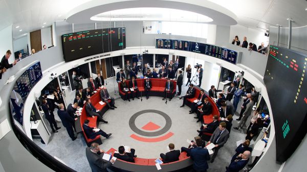 Traders operate in the Ring, the open trading floor of the new London Metal Exchange (LME) in central London. (File) - Sputnik International
