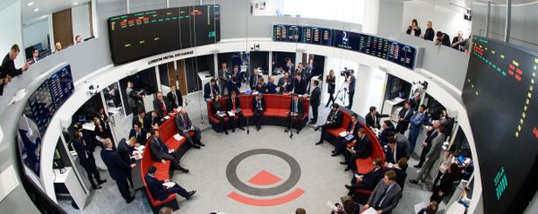 Traders operate in the Ring, the open trading floor of the new London Metal Exchange (LME) in central London. (File) - Sputnik International