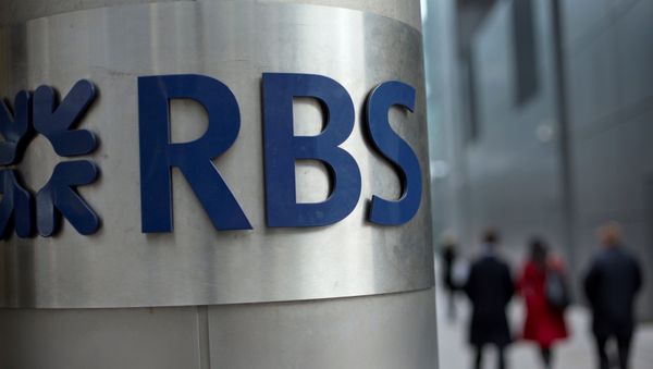 People walk past a Royal Bank of Scotland office in London, Britain, February 6, 2013. - Sputnik International