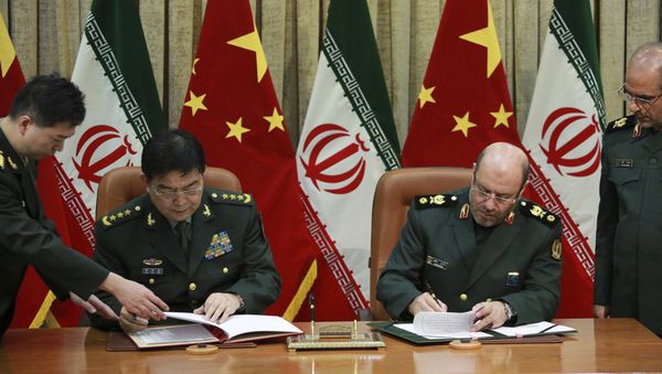 Chinese Defense Minister Chang Wanquan and his Iranian counterpart General Hossein Dehghan Signing Cooperation Deal - Sputnik International