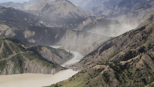 This aerial photo taken and received on November 14, 2016 shows dust created by a strong after-shock hanging above the Clarence River which was blocked, causing a huge dam, north of Kaikoura on the South Island's east coast. - Sputnik International