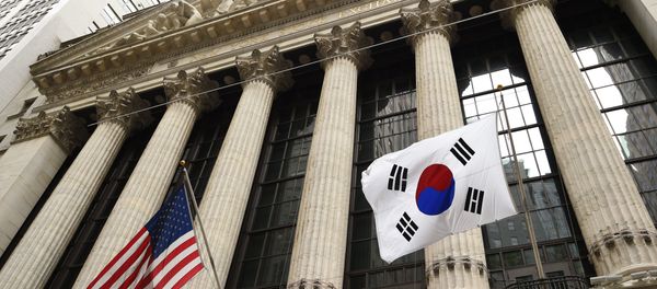 The South Korean flag (R) with a US flag. (File) - Sputnik International