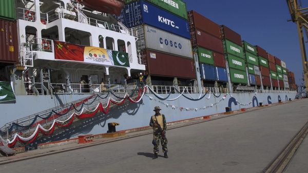 A Pakistan Navy soldier stands guard while a loaded Chinese ship prepares to depart, at Gwadar port, about 700 kilometers (435 miles) west of Karachi. Pakistan, Sunday, Nov. 13, 2016. - Sputnik International