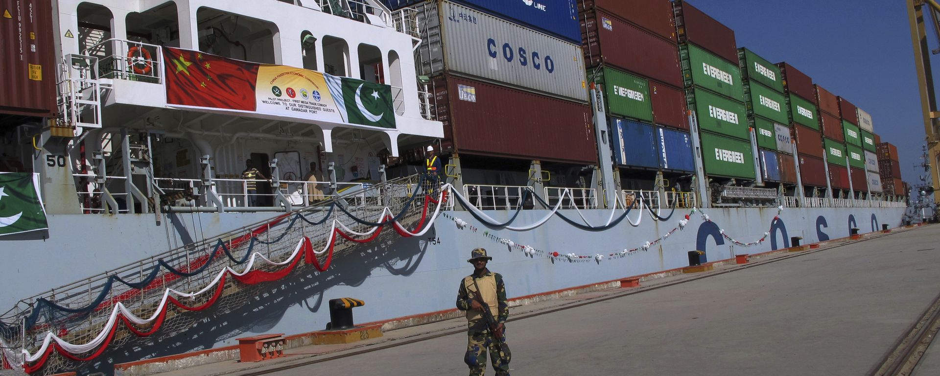 A Pakistan Navy soldier stands guard while a loaded Chinese ship prepares to depart, at Gwadar port, about 700 kilometers (435 miles) west of Karachi. Pakistan, Sunday, Nov. 13, 2016. - Sputnik International, 1920, 27.04.2026