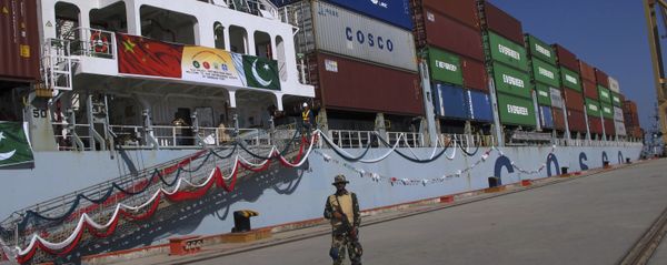 A Pakistan Navy soldier stands guard while a loaded Chinese ship prepares to depart, at Gwadar port, about 700 kilometers (435 miles) west of Karachi. Pakistan, Sunday, Nov. 13, 2016. - Sputnik International