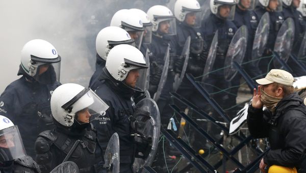 A Belgian soldier shouts at police officers during a protest by soldiers against planned pension reforms in central Brussels, Belgium, November 15, 2016. - Sputnik International