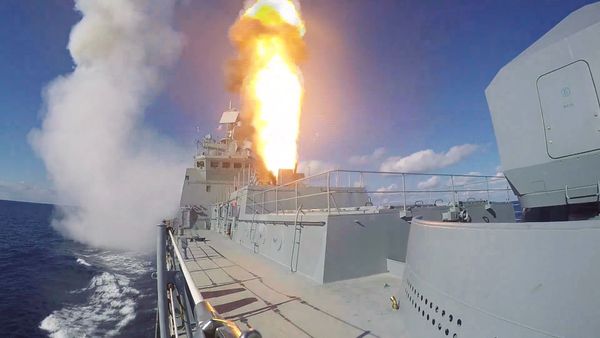 Russian Aircraft Carrier, Frigate Unleash Hell Upon Terrorists in Syria - Sputnik International