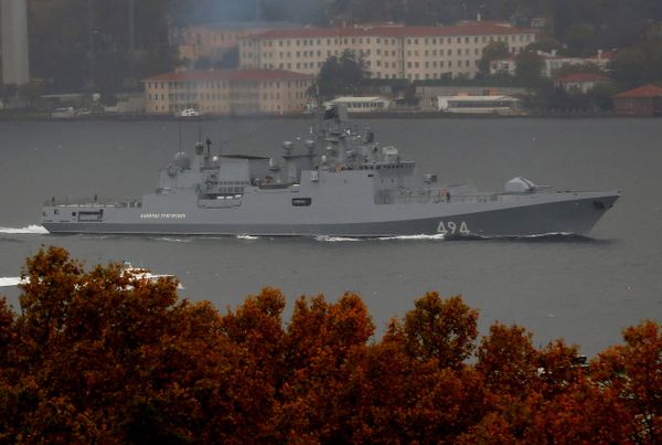 The Russian Navy's frigate Admiral Grigorovich sails in the Bosphorus on its way to the Mediterranean Sea, in Istanbul, Turkey, November 4, 2016 - Sputnik International