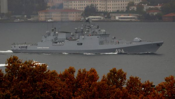 The Russian Navy's frigate Admiral Grigorovich sails in the Bosphorus on its way to the Mediterranean Sea, in Istanbul, Turkey, November 4, 2016 - Sputnik International