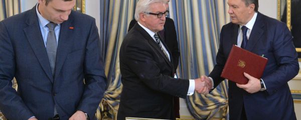 German Foreign Affairs minister Frank-Walter Steinmeier (C) and Ukrainian President Viktor Yanukovych (R) shake hands as head of Udar (Punch) party Vitali Klitschko attends after they signed the deal in Kiev on February 21, 2014 - Sputnik International