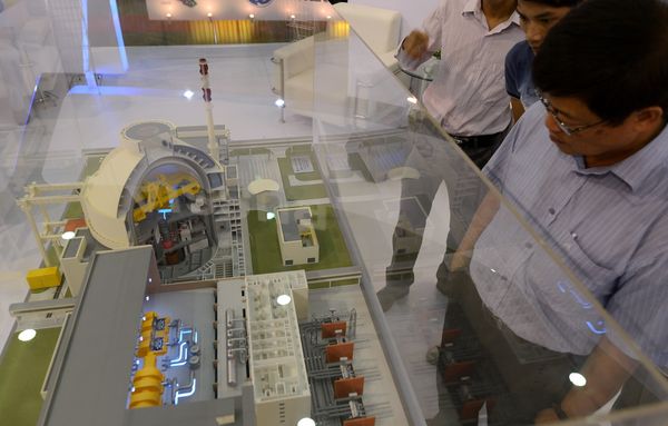 Visitors look at a model of a Russian VVER-1200 nuclear reactor of which Vietnam's first nuclear power plant will be equipped of on diplay at an international nuclear power exhibition being held in Hanoi on October 26, 2012 Visitors look at a model of a Russian VVER-1200 nuclear reactor of which Vietnam's first nuclear power plant will be equipped of on diplay at an international nuclear power exhibition being held in Hanoi on October 26, 2012 - Sputnik International