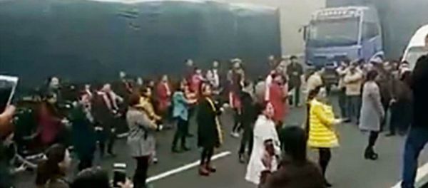 Chinese women dance in a traffic jam Chinese women dance in a traffic jam - Sputnik International