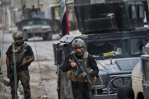 Soldiers from the Iraqi Special Forces 2nd division walk behind their vehicles for cover as they engage Islamic State (IS) fighters while pushing into the Aden neighbourhood in Mosul on November 16, 2016 - Sputnik International