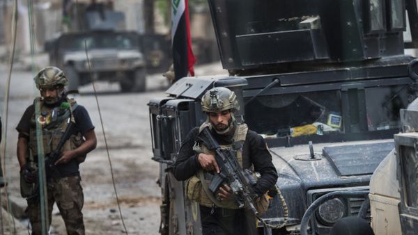 Soldiers from the Iraqi Special Forces 2nd division walk behind their vehicles for cover as they engage Islamic State (IS) fighters while pushing into the Aden neighbourhood in Mosul on November 16, 2016 Soldiers from the Iraqi Special Forces 2nd division walk behind their vehicles for cover as they engage Islamic State (IS) fighters while pushing into the Aden neighbourhood in Mosul on November 16, 2016 - Sputnik International