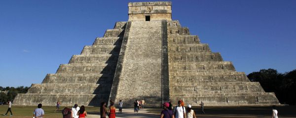 People gather in front of the Kukulkan Pyramid in Chichen Itza, Mexico, Thursday, Dec. 20, 2012 People gather in front of the Kukulkan Pyramid in Chichen Itza, Mexico, Thursday, Dec. 20, 2012 - Sputnik International
