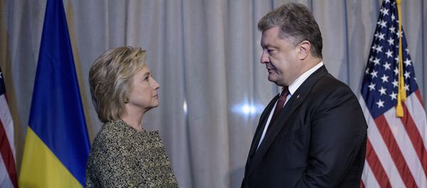 Democratic presidential nominee Hillary Clinton (L) and Ukrainian President Petro Poroshenko speak before a meeting at the Intercontinental Hotel on September 19, 2016 in New York - Sputnik International