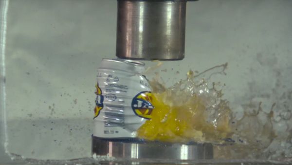 SUPER SLOW MOTION: Soda can and bottles vs. hydraulic press - Sputnik International