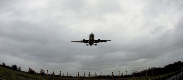 An airplane lands at Liverpool's John Lennon Airport (File) An airplane lands at Liverpool's John Lennon Airport (File) - Sputnik International