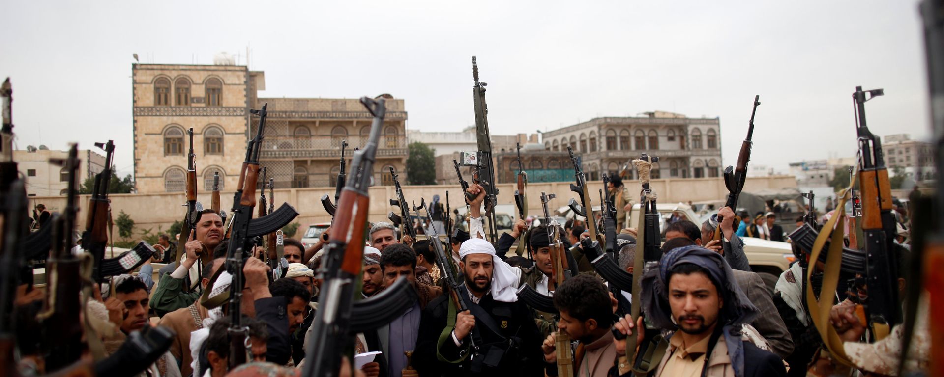 Tribesmen attend a tribal gathering to show support to the Houthi movement in Sanaa, Yemen November 10, 2016 Tribesmen attend a tribal gathering to show support to the Houthi movement in Sanaa, Yemen November 10, 2016 - Sputnik International, 1920, 20.11.2016