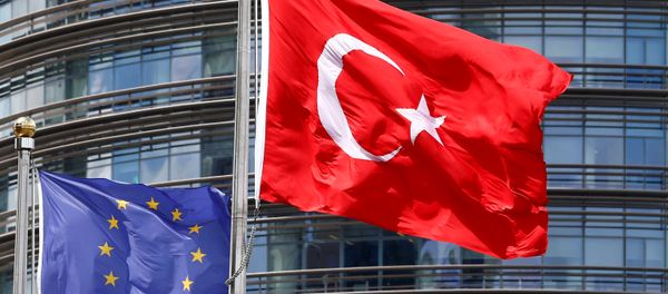 A European Union (L) and Turkish flag fly outside a hotel in Istanbul, Turkey, May 4, 2016. - Sputnik International