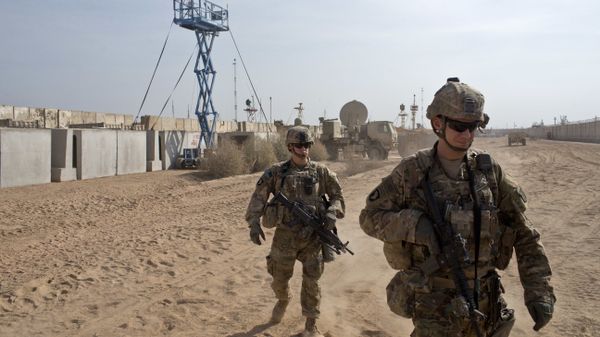 U.S. Army soldiers move through Qayara West Coalition base in Qayara, some 50 kilometers south of Mosul, Iraq, Wednesday, Nov. 9, 2016 - Sputnik International