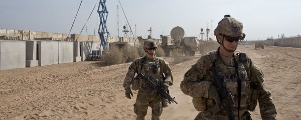 U.S. Army soldiers move through Qayara West Coalition base in Qayara, some 50 kilometers south of Mosul, Iraq, Wednesday, Nov. 9, 2016 - Sputnik International