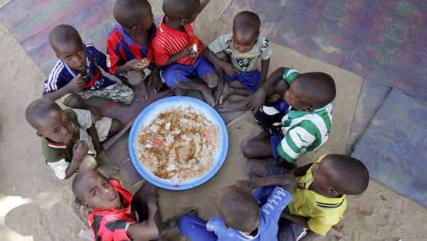 Children eat at an orphanage serving as the temporary home of 103 chidren at the centre of an abduction row in Abeche (File) - Sputnik International