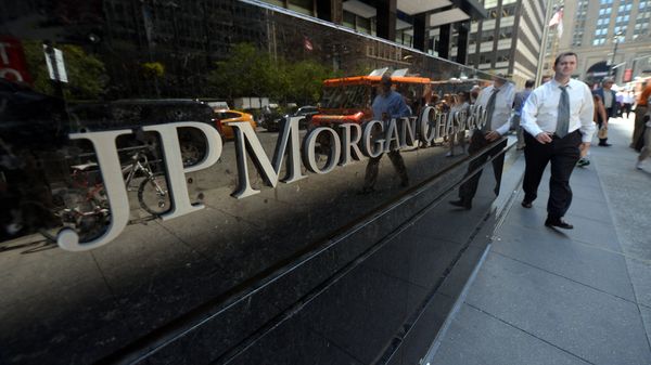 People walk by JP Morgan Chase & Company headquarters in New York (File) - Sputnik International