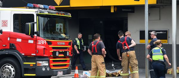 Emergency service workers are seen at a branch of the Commonwealth Bank after a fire injured customers in Melbourne, Australia November 18, 2016 - Sputnik International