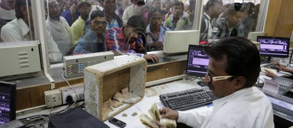 An Indian Railways staff counts currency notes of 500 denomination at a ticket counter, one of the few places still accepting the high denomination notes, in Allahabad, India , Wednesday, Nov. 9, 2016 - Sputnik International