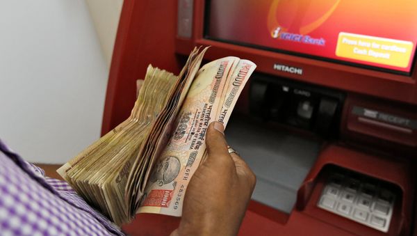 A customer deposits 1000 and 500 Indian rupee banknotes in a cash deposit machine at bank in Mumbai, India, November 8, 2016 A customer deposits 1000 and 500 Indian rupee banknotes in a cash deposit machine at bank in Mumbai, India, November 8, 2016 - Sputnik International
