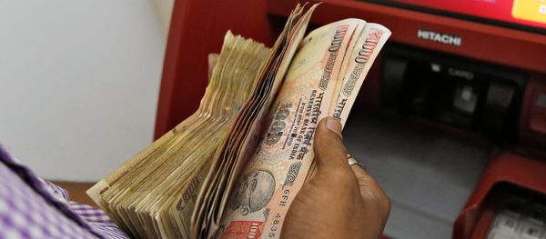 A customer deposits 1000 and 500 Indian rupee banknotes in a cash deposit machine at bank in Mumbai, India, November 8, 2016 - Sputnik International
