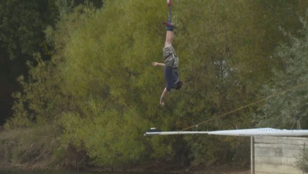 Guinness World Record won for bungee 'dunk' into cup of tea - Sputnik International