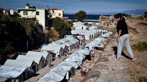 A refugee girl looks at the Souda municipality-run refugee camp from above, on the island of Chios on October 13, 2016 A refugee girl looks at the Souda municipality-run refugee camp from above, on the island of Chios on October 13, 2016 - Sputnik International