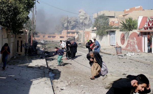 People run in panic after a coalition airstrike hit Islamic State fighters positions in Tahrir neighbourhood of Mosul, Iraq, November 17, 2016 People run in panic after a coalition airstrike hit Islamic State fighters positions in Tahrir neighbourhood of Mosul, Iraq, November 17, 2016 - Sputnik International