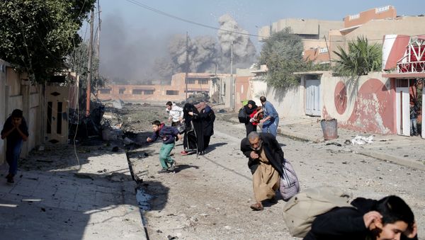 People run in panic after a coalition airstrike hit Islamic State fighters positions in Tahrir neighbourhood of Mosul, Iraq, November 17, 2016 People run in panic after a coalition airstrike hit Islamic State fighters positions in Tahrir neighbourhood of Mosul, Iraq, November 17, 2016 - Sputnik International
