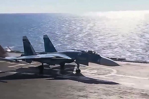 A Sukhoi-33 carrier-based aircraft is about to take off from The Admiral Kuznetsov aircraft-carrying cruiser to hit illegal armed groups in the Syrian Arab Republic with bombs and missiles A Sukhoi-33 carrier-based aircraft is about to take off from The Admiral Kuznetsov aircraft-carrying cruiser to hit illegal armed groups in the Syrian Arab Republic with bombs and missiles - Sputnik International