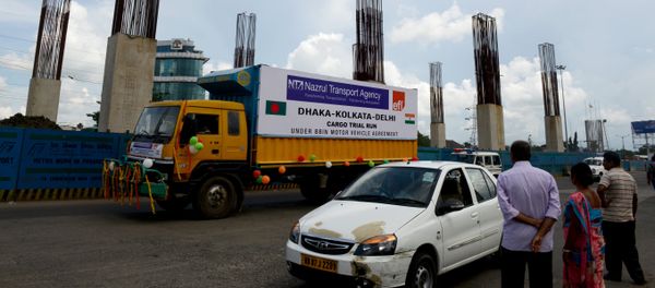 People on the road watch as a Bangladeshi cargo vehicle of the 'Dhaka-Kolkata-New Delhi' route begins its journey to Dhaka as part of the Bangladesh, Bhutan, India and Nepal (BBIN) Motor Vehicles Agreement, in Kolkata on August 30, 2016 People on the road watch as a Bangladeshi cargo vehicle of the 'Dhaka-Kolkata-New Delhi' route begins its journey to Dhaka as part of the Bangladesh, Bhutan, India and Nepal (BBIN) Motor Vehicles Agreement, in Kolkata on August 30, 2016 - Sputnik International