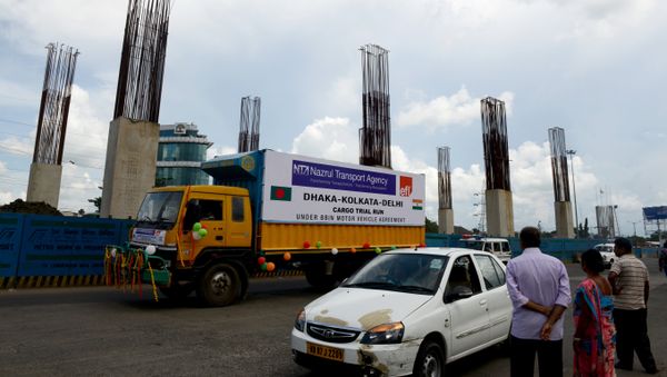People on the road watch as a Bangladeshi cargo vehicle of the 'Dhaka-Kolkata-New Delhi' route begins its journey to Dhaka as part of the Bangladesh, Bhutan, India and Nepal (BBIN) Motor Vehicles Agreement, in Kolkata on August 30, 2016 People on the road watch as a Bangladeshi cargo vehicle of the 'Dhaka-Kolkata-New Delhi' route begins its journey to Dhaka as part of the Bangladesh, Bhutan, India and Nepal (BBIN) Motor Vehicles Agreement, in Kolkata on August 30, 2016 - Sputnik International