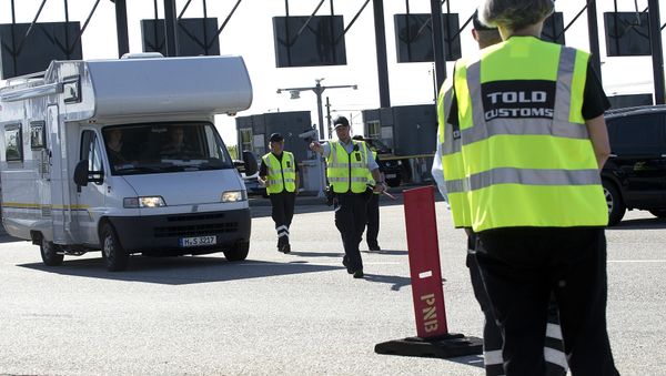 Danish custom officers start their work at the Oeresund Bridge border control between Denmark and Sweden on July 5, 2011 - Sputnik International