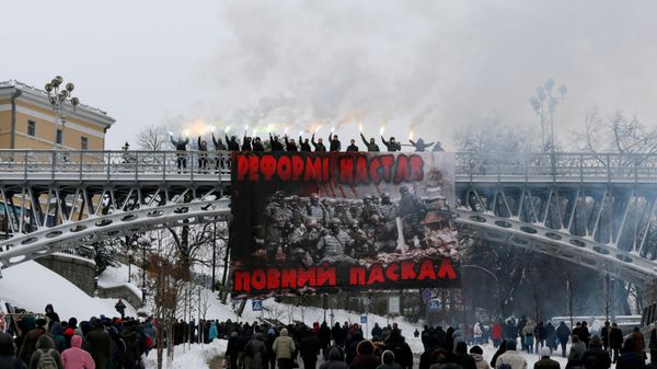 Activists burn flares during a protest against the extension of police authority and power in central Kiev, Ukraine, November 14, 2016 - Sputnik International