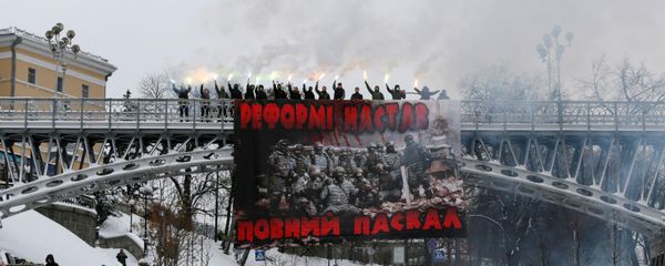 Activists burn flares during a protest against the extension of police authority and power in central Kiev, Ukraine, November 14, 2016 - Sputnik International