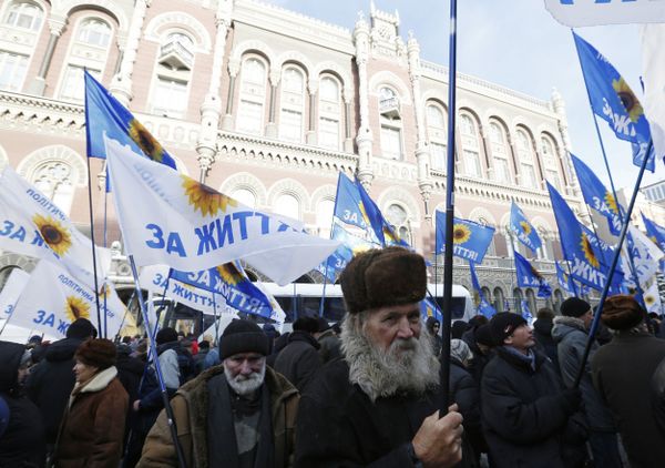 People take part in a rally, near the National Bank in Kiev, Ukraine, Tuesday, Nov. 15, 2016. - Sputnik International