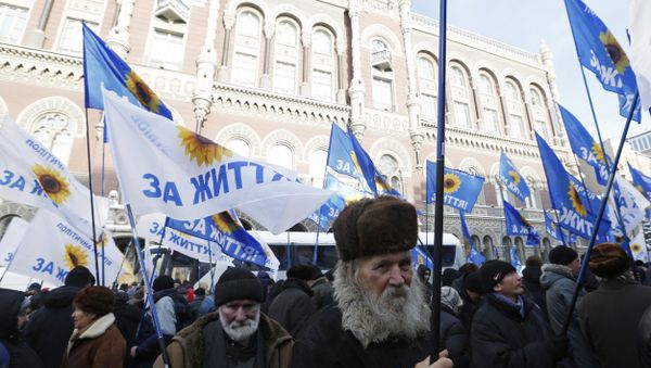People take part in a rally, near the National Bank in Kiev, Ukraine, Tuesday, Nov. 15, 2016. - Sputnik International