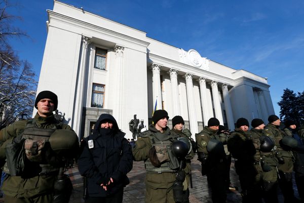 Members of the National Guard stand guard during a rally of depositors of failed Ukrainian banks who demand compensation of their deposits, in front of the parliament building in Kiev, Ukraine, November 15, 2016 - Sputnik International