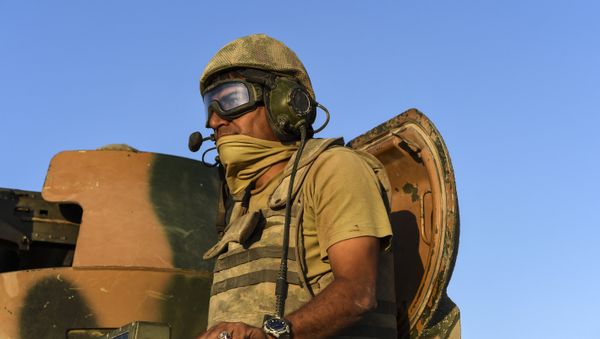 Turkish soldiers stand in a Turkish army tank driving back to Turkey from the Syrian-Turkish border town of Jarabulus on September 2, 2016 in the Turkish-Syrian border town of Karkamis. - Sputnik International