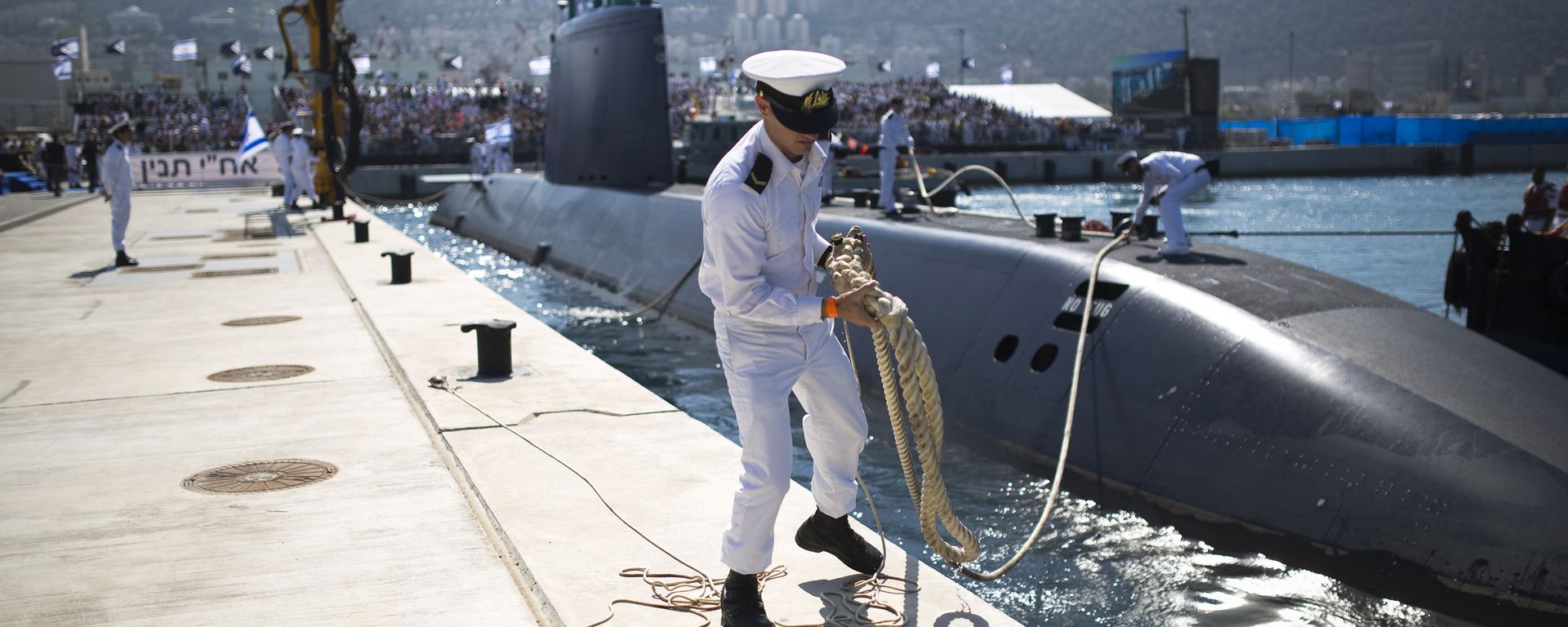 An Israeli naval officer holds the mooring rope of the INS Tanin, a Dolphin AIP class submarine, as it docks at a naval base in the northern city of Haifa, after its arrival in Israel (File) An Israeli naval officer holds the mooring rope of the INS Tanin, a Dolphin AIP class submarine, as it docks at a naval base in the northern city of Haifa, after its arrival in Israel (File) - Sputnik International, 1920, 14.06.2019